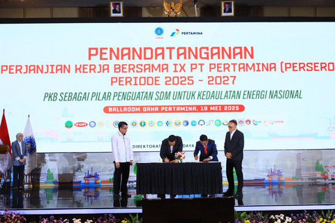 Direktur Utama PT Pertamina (Persero) Simon Aloysius Mantiri (kedua dari kiri) dan Presiden Federasi Serikat Pekerja Pertamina Bersatu (FSPBB) Arie Gumilar menandatangani Perjanjian Kerja Bersama (PKB) IX Periode 2025-2027 yang disaksikan Menteri Ketenagakerjaan Yassierli (kiri) dan Komisaris Utama PT Pertamina (Persero) (kanan), Mochamad Iriawan yang diselenggarakan di Ballroom Grha Pertamina, Jakarta, Senin, (19/05/2025). Foto: Dok. Pertamina