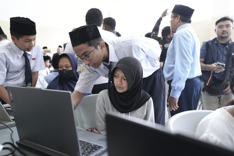 Mensos Saifullah Yusuf (Gus Ipul) berkunjung ke Al Hikmah Boarding School Batu, melihat siswa mengajari calon siswa Sekolah Rakyat, Senin (19/5/2025). Foto: Dok. Kemensos