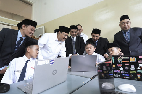 Mensos Saifullah Yusuf (Gus Ipul) berkunjung ke Al Hikmah Boarding School Batu, melihat siswa mengajari calon siswa Sekolah Rakyat, Senin (19/5/2025). Foto: Dok. Kemensos