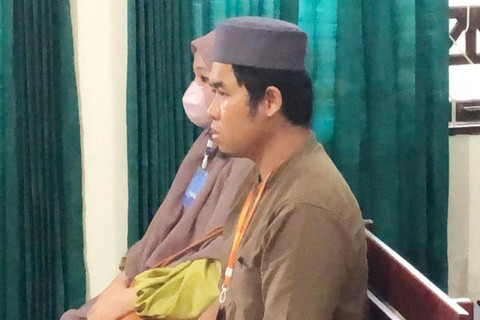 Firly Nurachim didampingi istri saat menjalani sidang lanjutan di Pengadilan Negeri Banjarbaru, Kalimantan Selatan, Senin (19/5/2025). Foto: Firman/ANTARA