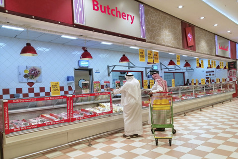Ilustrasi berbelanja produk halal di Arab Saudi. Foto: Shutterstock