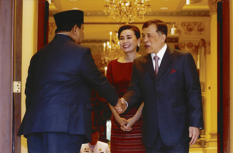 Presiden Republik Indonesia, Prabowo Subianto berjabat tangan dengan Raja Thailand, Yang Mulia Maha Vajiralongkorn, dan Ratu Thailand, Suthida Bajrasudhabimalalakshana di Amphorn Royal Palace, Bangkok, pada Senin (19/5/2025). Foto: Dok.  Media Ofisial Istana Kerajaan Thailand