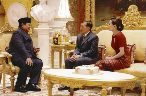Presiden Republik Indonesia, Prabowo Subianto berbincang bersama Raja Thailand, Yang Mulia Maha Vajiralongkorn, dan Ratu Thailand, Suthida Bajrasudhabimalalakshana di Amphorn Royal Palace, Bangkok, pada Senin (19/5/2025). Foto: Dok.  Media Ofisial Istana Kerajaan Thailand