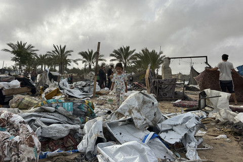 Warga Palestina memeriksa puing-puing setelah serangan Israel di tenda Pengungsian di Khan Yunis, Jalur Gaza, Minggu (18/5/2025). Foto: Stringer/AFP