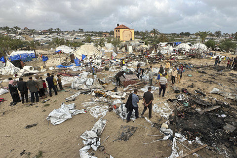 Sejumlah warga Palestina memeriksa puing-puing setelah serangan Israel di tenda Pengungsian di Khan Yunis, Jalur Gaza, Minggu (18/5/2025). Foto: Stringer/AFP