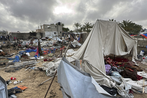 Sejumlah warga Palestina memeriksa puing-puing setelah serangan Israel di tenda Pengungsian di Khan Yunis, Jalur Gaza, Minggu (18/5/2025). Foto: Stringer/AFP