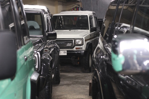 Diler mobil bekas Maranti Mobil yang menjual jip mulai dari Daihatsu Taft hingga Suzuki Jimny lawas di kawasan Kampung Rambutan, Jakarta Timur. Foto: Fitra Andrianto/kumparan