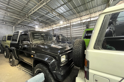 Diler mobil bekas Maranti Mobil yang menjual jip mulai dari Daihatsu Taft hingga Suzuki Jimny lawas di kawasan Kampung Rambutan, Jakarta Timur. Foto: Fitra Andrianto/kumparan