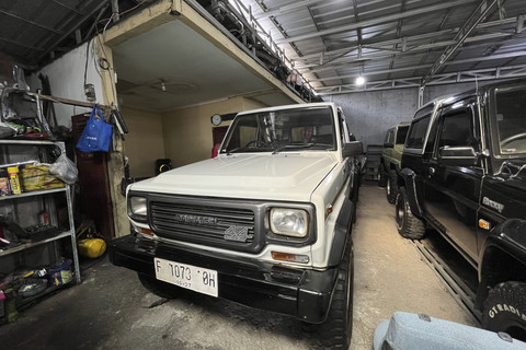 Diler mobil bekas Maranti Mobil yang menjual jip mulai dari Daihatsu Taft hingga Suzuki Jimny lawas di kawasan Kampung Rambutan, Jakarta Timur. Foto: Fitra Andrianto/kumparan