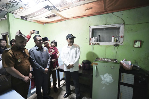 Mensos Saifullah Yusuf atau Gus Ipul mengunjungi rumah salah seorang calon siswa Sekolah Rakyat di Batu, Jawa Timur, Senin (19/5/2025). Foto: Dok. Kemensos