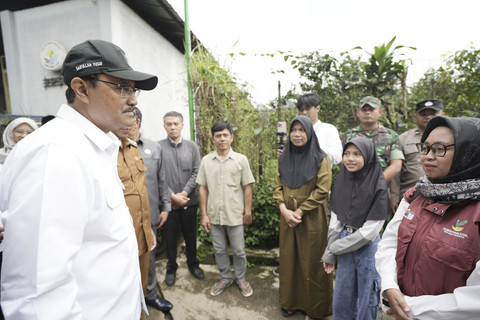 Mensos Saifullah Yusuf atau Gus Ipul mengunjungi rumah salah seorang calon siswa Sekolah Rakyat di Batu, Jawa Timur, Senin (19/5/2025). Foto: Dok. Kemensos