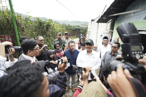 Mensos Saifullah Yusuf atau Gus Ipul mengunjungi rumah salah seorang calon siswa Sekolah Rakyat di Batu, Jawa Timur, Senin (19/5/2025). Foto: Dok. Kemensos