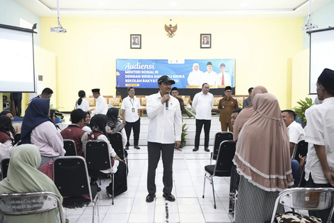 Mensos Saifullah Yusuf atau Gus Ipul berdialog dengan para orangtua calon siswa Sekolah Rakyat di Unit Pelaksana Teknis Perlindungan dan Pelayanan Sosial Petirahan Anak (UPT PPSPA) Bimasakti, Jalan Trunojoyo, Kota Batu, Jawa Timur, Senin (19/5/2025). Foto: Dok. Kemensos