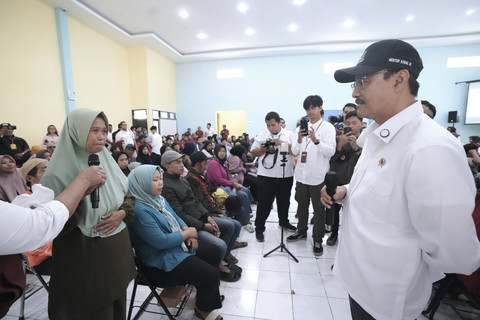 Mensos Saifullah Yusuf atau Gus Ipul berdialog dengan para orangtua calon siswa Sekolah Rakyat di Unit Pelaksana Teknis Perlindungan dan Pelayanan Sosial Petirahan Anak (UPT PPSPA) Bimasakti, Jalan Trunojoyo, Kota Batu, Jawa Timur, Senin (19/5/2025). Foto: Dok. Kemensos