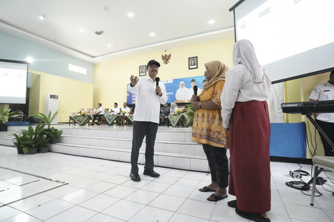 Mensos Saifullah Yusuf atau Gus Ipul berdialog dengan para orangtua calon siswa Sekolah Rakyat di Unit Pelaksana Teknis Perlindungan dan Pelayanan Sosial Petirahan Anak (UPT PPSPA) Bimasakti, Jalan Trunojoyo, Kota Batu, Jawa Timur, Senin (19/5/2025). Foto: Dok. Kemensos