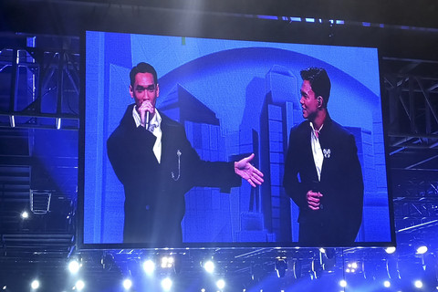 Afgan tampil saat Result and Reunion Show Indonesian Idol 2025 di Studio RCTI+, Kebon Jeruk, Jakarta Barat, Senin (19/5/2025). Foto: Giovanni/kumparan