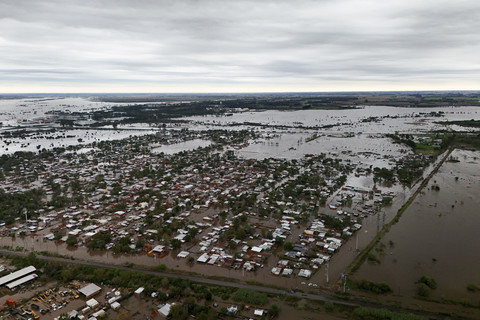 Foto udara suasana pemukiman yang terendam banjir di Campana, Buenos Aires, Argentina, Minggu (18/5/2025). Foto: Martin Cossarini/REUTERS