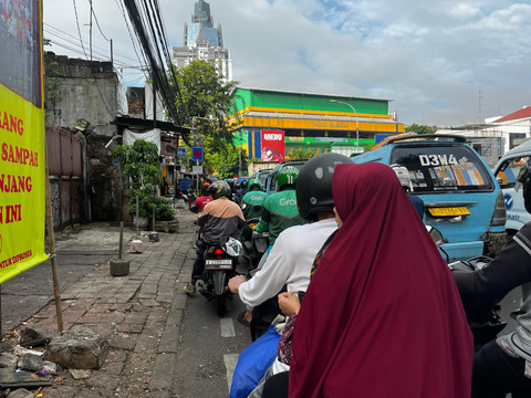 Suanasa Antrean Ojol Menjemput Penumpang di Stasiun Palmerah, Jakarta Barat, Selasa (20/5). Foto: Rayyan Farhansyah/kumparan