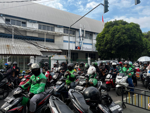 Suanasa Antrean Ojol Menjemput Penumpang di Stasiun Palmerah, Jakarta Barat, Selasa (20/5). Foto: Rayyan Farhansyah/kumparan