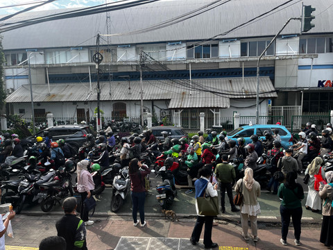 Suanasa Antrean Ojol Menjemput Penumpang di Stasiun Palmerah, Jakarta Barat, Selasa (20/5). Foto: Rayyan Farhansyah/kumparan