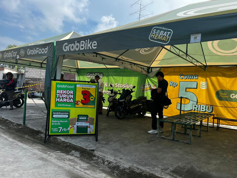 Shelter Grab dan Gojek di Stasiun Palmerah, Jakarta Barat, Selasa (20/5). Foto: Rayyan Farhansyah/kumparan