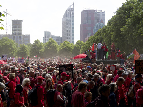 Demonstran berkumpul di Malieveld untuk protes menekan pemerintah Belanda agar mengakhiri operasi Israel di Gaza di Den Haag, Belanda pada Minggu, 18 Mei 2025. Foto: Niels van der Pas via AP