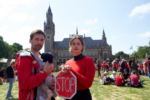 Roos Lingbeek, (kanan), bersama suami Stijn Joosten dan putri Dido berdiri di depan Istana Perdamaian selama protes menekan pemerintah Belanda agar mengakhiri operasi Israel di Gaza di Den Haag, Belanda pada Minggu, 18 Mei 2025. Foto: Niels van der Pas via AP