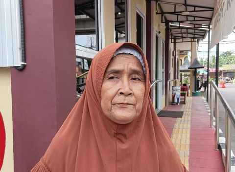 Nenek korban, Suwarni saat melaporkan kejadian penganiaayan yang dialami cucunya di SPKT Polrestabes Palembang. Foto : Istimewa
