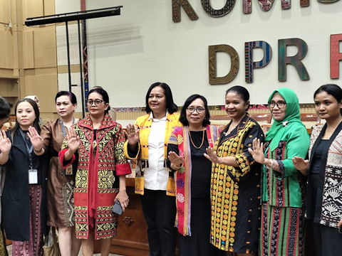 Aliansi Peduli Perempuan dan Anak (APPA) NTT usai melakukan audiensi dengan Komisi III DPR di Kompleks Parlemen Senayan, Jakarta, pada Selasa (20/5/2025). Foto: Luthfi Humam/kumparan