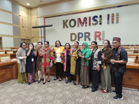 Aliansi Peduli Perempuan dan Anak (APPA) NTT usai melakukan audiensi dengan Komisi III DPR di Kompleks Parlemen Senayan, Jakarta, pada Selasa (20/5/2025). Foto: Luthfi Humam/kumparan