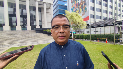 Tim hukum penggugat hasil pemungutan suara ulang (PSU) Pilkada Banjarbaru, Denny Indrayana memberikan keterangan pers di MK, Jakarta, Selasa (20/5). Foto: Jonathan Devin/kumparan