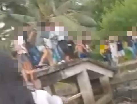Saat ABG di Palembang hendak dilempar ke Sungai di  Jembatan Jalan Terusan, Kelurahan 15 Ulu, Jakabaring. Foto : Potongan video/Istimewa