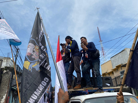 Massa ojol menggelar aksi di depan kantor Gojek Surabaya, Selasa (20/5/2025). Foto: Farusma Okta Verdian/kumparan