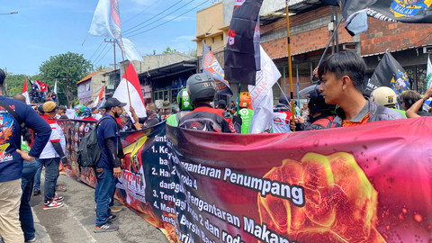 Massa ojol menggelar aksi di depan kantor Gojek Surabaya, Selasa (20/5/2025). Foto: Farusma Okta Verdian/kumparan