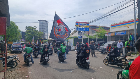 Massa ojol saat berangkat ke kantor Grab Surabaya, Selasa (20/5/2025). Foto: Farusma Okta Verdian/kumparan