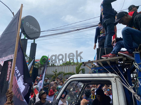 Massa ojol menggelar aksi di depan kantor Gojek Surabaya, Selasa (20/5/2025). Foto: Farusma Okta Verdian/kumparan