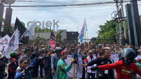 Massa ojol menggelar aksi di depan kantor Gojek Surabaya, Selasa (20/5/2025). Foto: Farusma Okta Verdian/kumparan