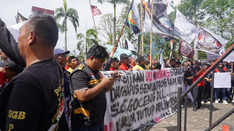 Aksi demo ojol di depan Gedung DPRD Sumsel Kota Palembang/Anyelir. 