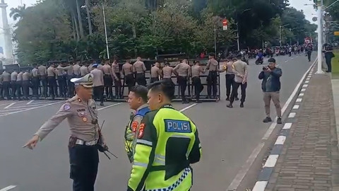 Polisi lakukan pengamanan demo ojol, Selasa (20/5). Dok. X @TMCPoldaMetro