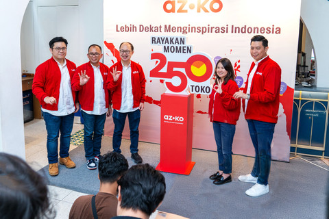 Direktur PT Aspirasi Hidup Indonesia Tbk, Teresa Wibowo dan Gregory S. Widjaja, beserta jajaran manajemen AZKO merayakan 250 toko AZKO. Foto: Dok. AZKO