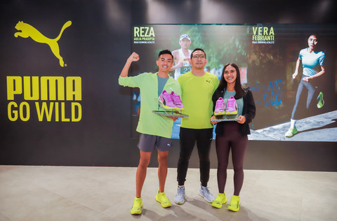 Sesi Penyerahan Sepatu PUMA Untuk PUMA Athletes: Reza Aulia, PUMA Athlete (kiri); Rachmat B. Trilaksono, Teamhead Marketing PUMA Indonesia (tengah); Vera Febrianti, PUMA Athlete (kanan). Foto: Dok. PUMA