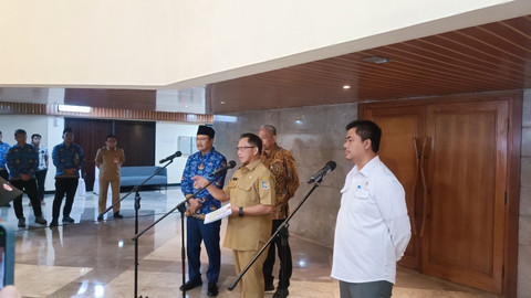 Mensos Safullah Yusuf dengan Kemendagri Tito Karnavian dan Wamensesneg Djuri Adriantoro di Kantor Kemensos, Jakpus, Selasa (20/5). Foto: Thomas Bosco/kumparan