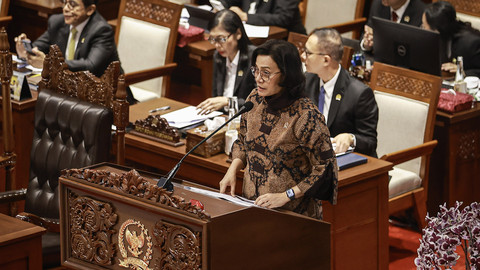 Menteri Keuangan Sri Mulyani Indrawati menyampaikan paparan pada Rapat Paripurna ke-18 Masa Persidangan III Tahun Sidang 2024-2025 di Kompleks Parlemen, Senayan, Jakarta, Selasa (20/5/2025).  Foto: ANTARA FOTO/Dhemas Reviyanto