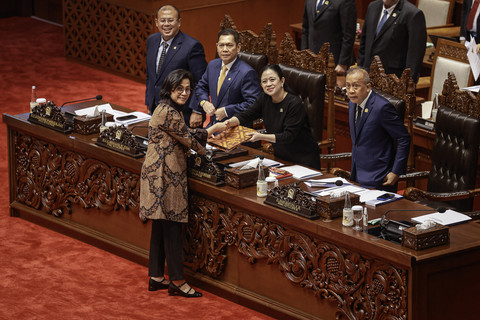 Ketua DPR Puan Maharani (kedua kanan) menerima berkas pembahasan dari Menteri Keuangan Sri Mulyani Indrawati (kiri) pada Rapat Paripurna ke-18 Masa Persidangan III Tahun Sidang 2024-2025 di Kompleks Parlemen, Senayan, Jakarta, Selasa (20/5/2025). Foto: ANTARA FOTO/Dhemas Reviyanto
