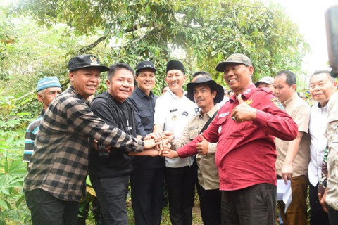 Gubernur Sumsel Herman Deru saat melakukan peninjauan ruas jalan menghubungkan Desa Talang Nangka Muara Enim dengan Desa Pandan di Kabupaten PALI. Foto : Humas Pemprov Sumsel
