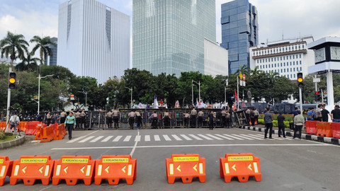 Massa ojol dari berbagai aplikasi menggelar demo di kawasan Patung Kuda, Jakarta Pusat, pada Selasa (20/5). Foto: Rachmadi Rasyad/kumparan