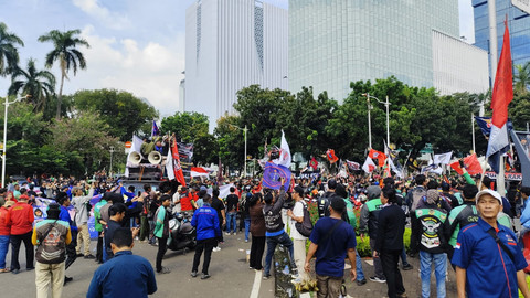 Massa ojol dari berbagai aplikasi menggelar demo di kawasan Patung Kuda, Jakarta Pusat, pada Selasa (20/5). Foto: Rachmadi Rasyad/kumparan