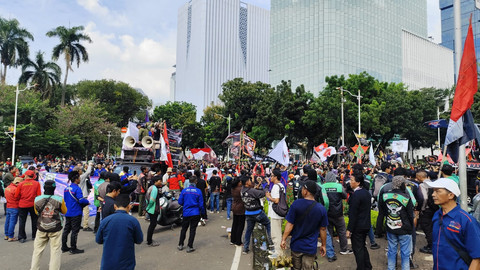 Massa ojol dari berbagai aplikasi menggelar demo di kawasan Patung Kuda, Jakarta Pusat, pada Selasa (20/5). Foto: Rachmadi Rasyad/kumparan