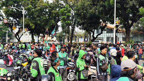 Massa ojol dari berbagai aplikasi menggelar demo di kawasan Patung Kuda, Jakarta Pusat, pada Selasa (20/5). Foto: Rachmadi Rasyad/kumparan