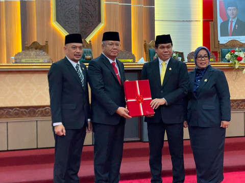 Sekda Kalbar, Harisson saat berfoto bersama pimpinan DPRD Kalbar. Foto: Yulia Ramadhiyanti/Hi!Pontianak